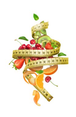 beyaz bir arka plan üzerinde bir meyve etrafında sarılmış ölçüm bandı