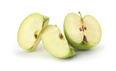 beyaz arka planda dilimlenmiş yeşil elma