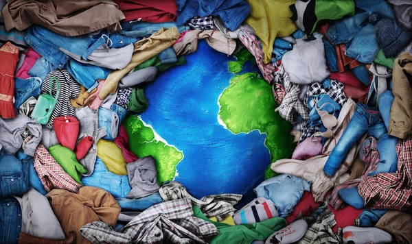 Планета падает в большую кучу одежды — стоковое фото