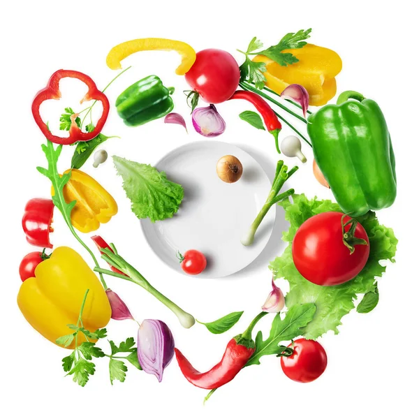 Концепция здорового питания. Овощи летят в вихре за салатом — стоковое фото