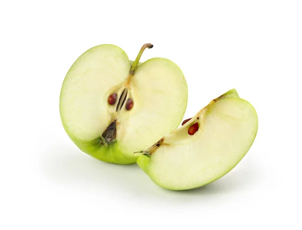 Нарезанные зеленые яблоки на белом фоне — стоковое фото