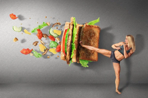 Młode kobiety sportowe boks Hamburger jako Niezdrowe jedzenie na conc — Zdjęcie stockowe