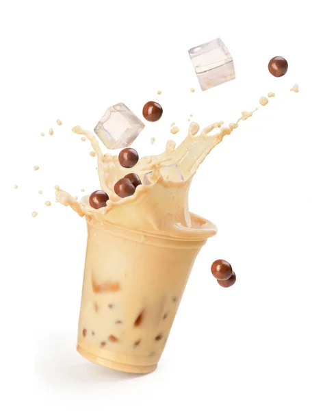 Chá com leite. Café com leite. Milkshake com bolas de chocolate . — Fotografia de Stock