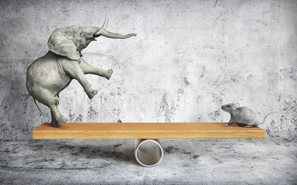 Поняття важливих речей. Слон і миша збалансовані на лісопилці. 3d ілюстрація — стокове фото