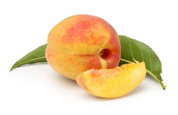 Beautiful peach with a leaf and a slice of peach. — Stock Photo, Image