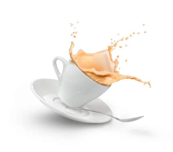 Leche salpicadura de café en taza blanca aislada — Foto de Stock