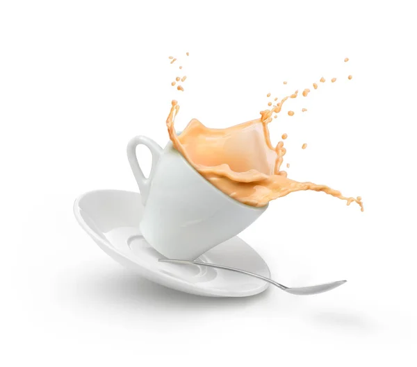 Melk koffie Splash in witte beker geïsoleerd — Stockfoto