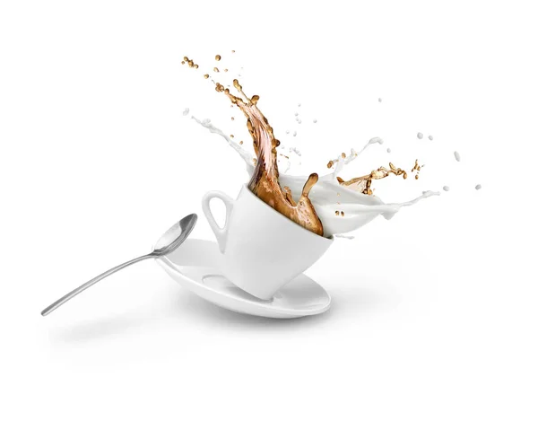 Koffie en melk Splash in witte beker geïsoleerd — Stockfoto