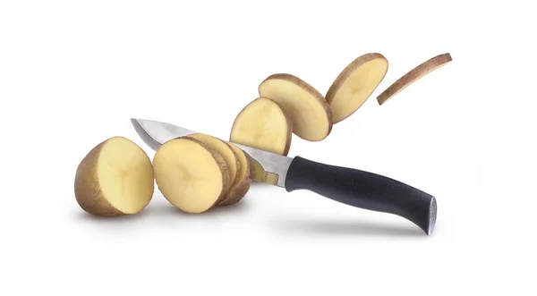 Batata e faca sobre fundo branco — Fotografia de Stock