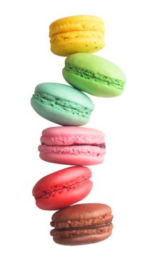 beyaz bir arka plan üzerinde makaronlar üst üste katlanmış