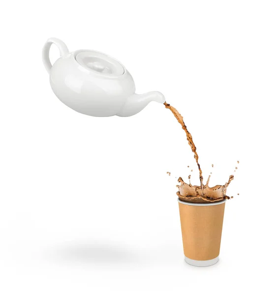 Заливка из чайника кофе или чай всплеск в современной бумажной чашке iso — стоковое фото