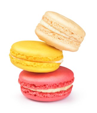 Beyaz arka planda üç renkli badem kurabiyesi