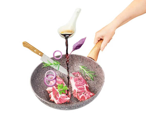 Kochkonzept. Gemüse und Fleisch fallen auf eine Pfanne — Stockfoto