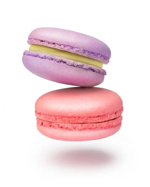 Două macaroane delicate pe un fundal alb — Fotografie, imagine de stoc