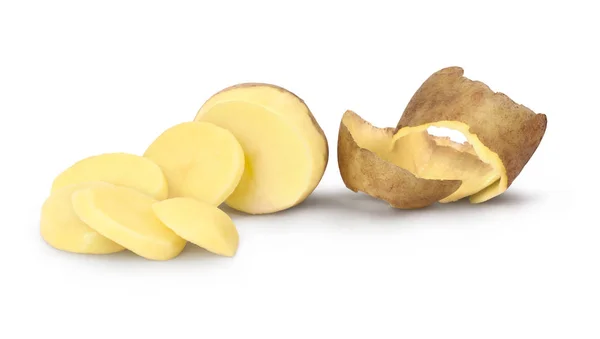 Patate tritate e bucce isolate su fondo bianco — Foto Stock