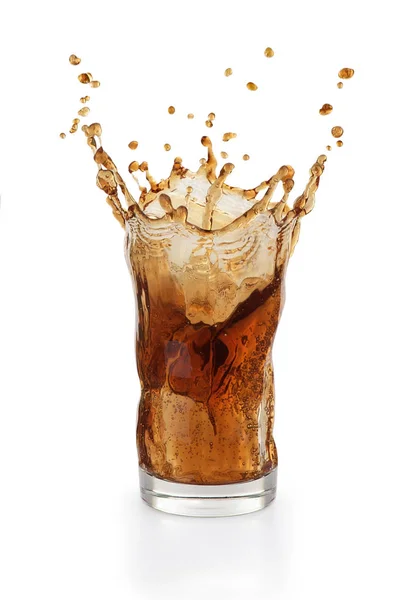 Cola σε ένα ποτήρι σε λευκό φόντο — Φωτογραφία Αρχείου