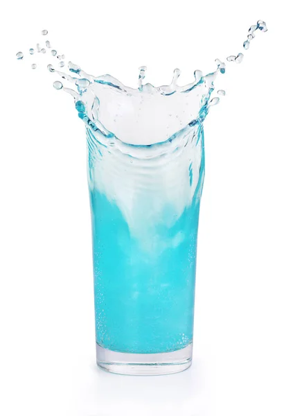 Blauer Spritzer in einem Glasbecher auf weißem Hintergrund — Stockfoto