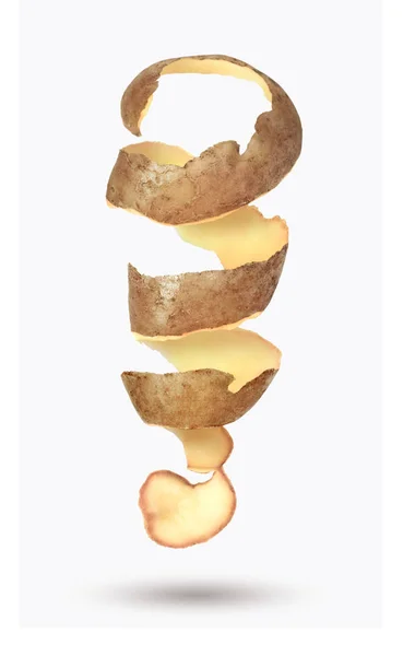 Aardappelen schil spiraal rechtop op witte achtergrond — Stockfoto