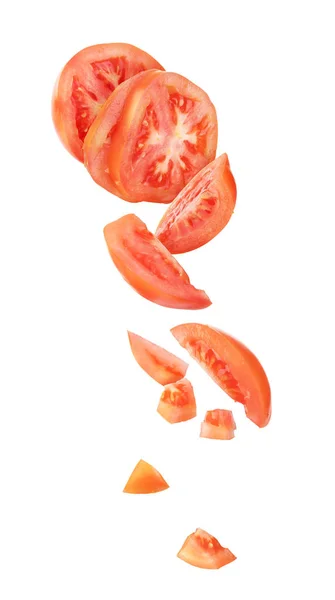 Geschnittene Tomatenteile fallen isoliert auf weißem Hintergrund — Stockfoto