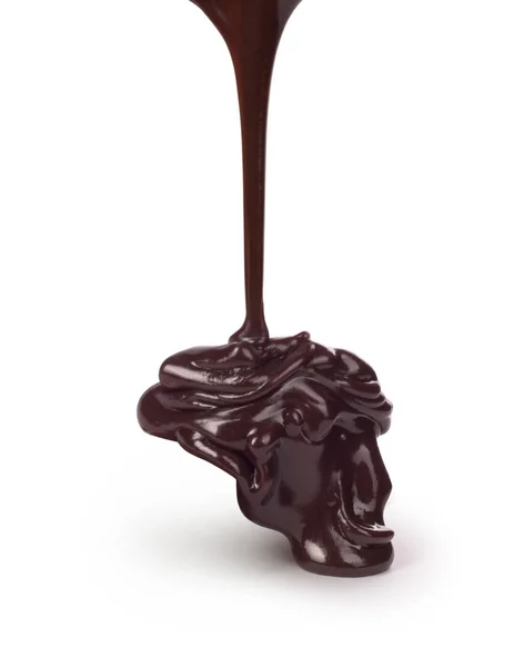 Dunkle Schokolade, die isoliert auf Weiß gegossen wird — Stockfoto