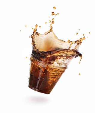 Beyaz arka planda plastik bardakta kola.