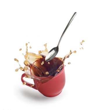 Beyaz arka planda kırmızı bardakta kahve sıçraması.