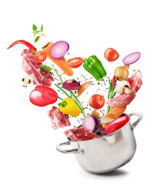 Yemek pişirme konsepti. Sebze ve pastırma beyaz arka planda izole edilmiş bir tavaya düşüyor. Sağlıklı yemek..