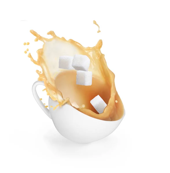 白い背景にカップに牛乳とお茶のスプラッシュ — ストック写真