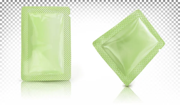 绿色矩形小包装 化妆品袋 洗发水 模型化 在透明背景下隔离的模板 — 图库矢量图片