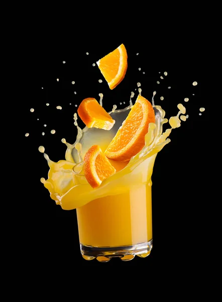 Spritzer Orangensaft Einem Glas Auf Schwarzem Hintergrund — Stockfoto