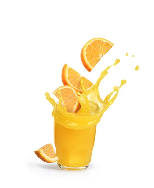 Hermoso Chorrito Jugo Naranja Con Naranjas Vaso Jugo Naranja Sobre — Foto de Stock