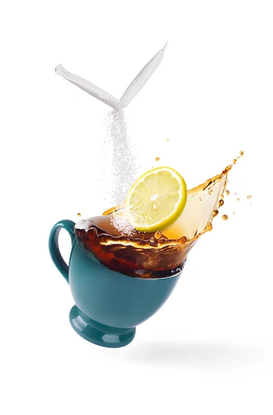 Spritzer Tee Einer Tasse Mit Zitrone Und Einer Zuckerstange — Stockfoto