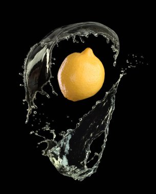Limonlu su sıçraması. Siyah arka planda limon. Siyah arkaplanda limon suyu