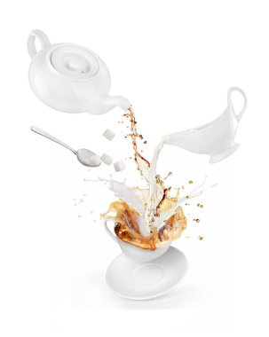 Sütlü çay. Sütlü çay fincanda. Çaydanlıkta çay. 