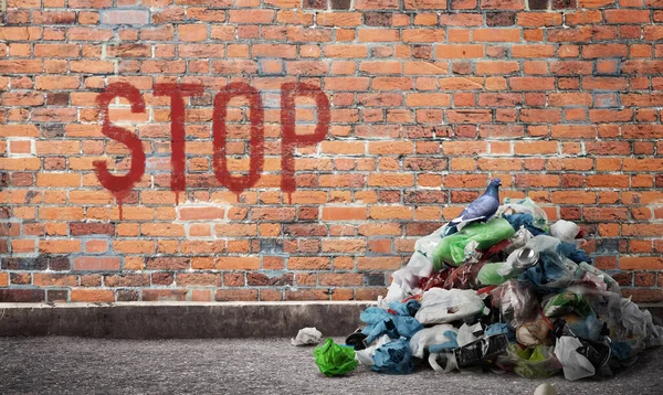 Concetto Inquinamento Cumulo Spazzatura Sullo Sfondo Del Muro Distopia — Foto Stock