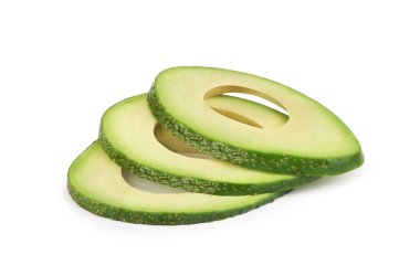 Dilimlenmiş avokado beyaz arka planda.