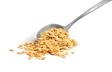 Beyaz arka planda kaşıkta yulaf ezmesi