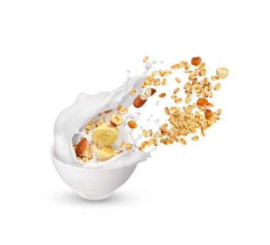 Beyaz tabakta fındıklı ve sütlü yulaf ezmesi. Sütlü ve kuru üzümlü yulaf ezmesi.