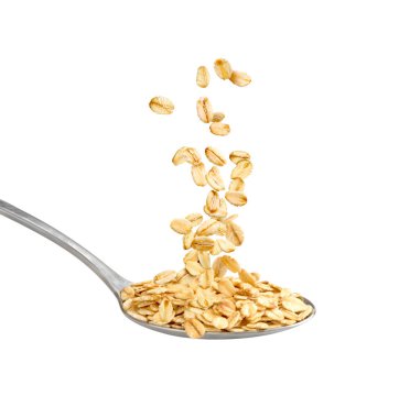 Beyaz arka planda bir kaşıkta yulaf ezmesi