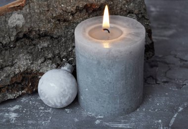 Yanan mum, Noel ağacı biblo ve beton üzerinde ahşap kütük