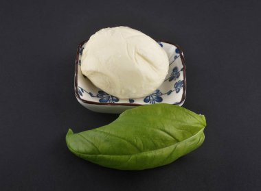 Mozzarella kase ve fesleğen siyah