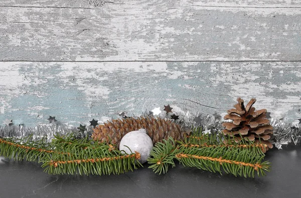 Noel Dekorasyon Yıpranmış Ahşap Önünde — Stok fotoğraf