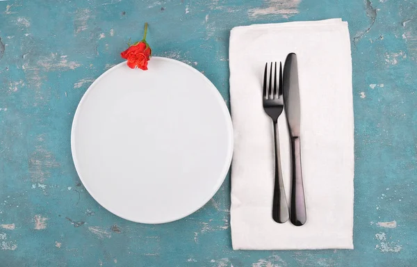 Red Rose Table Setting Weathered Background — Stock Photo, Image