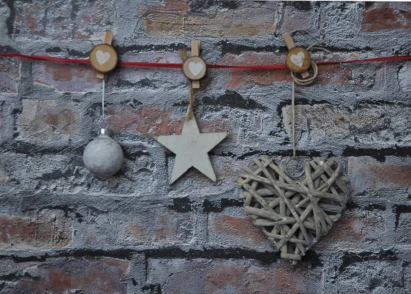 Weihnachtsdekoration Vor Backsteinmauer — Stockfoto