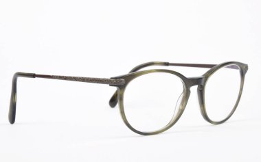 beyaz arkaplanda gözlük