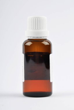 Beyaz zemin üzerine atılan şişe