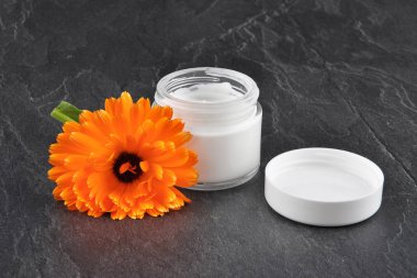 Doğal kozmetik ve şeyl üzerinde ortak kadife çiçeği