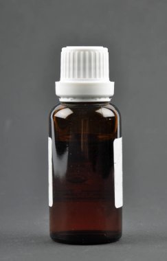 Siyah arka plan üzerine atılan şişe