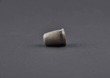 Siyah arka plan üzerine yüksük