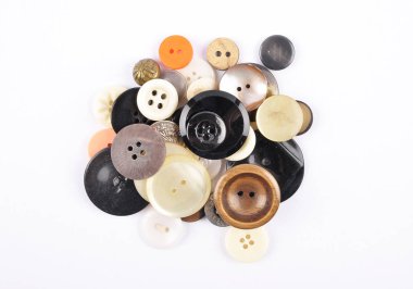 Beyaz arkaplanda eski düğmeler